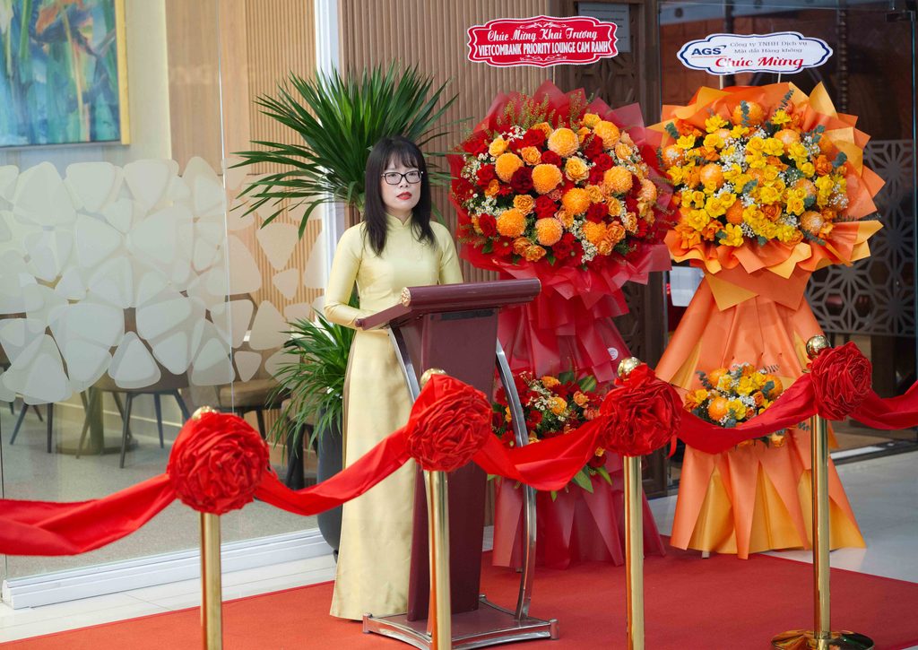 bà Đoàn Hồng Nhung – Thành viên Ban điều hành, Giám đốc Khối Bán lẻ Vietcombank phát biểu